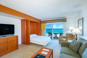 Телевизор и/или развлекательный центр в Fort Lauderdale Beach Resort by Vacatia