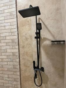 a black street light next to a brick wall at شقق مفروشه للايجار اليومي بالطائف in Al Ḩawīyah +8 photos
