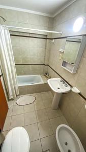 ein Badezimmer mit Waschbecken, Toilette und Badewanne in der Unterkunft Hermoso Departamento Familiar y Tranquilo in Santa Fe