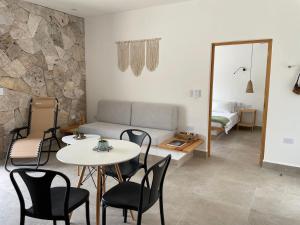 Una sala de estar con una mesa y sillas y un sofá. en Casa Arena Cozumel, en Cozumel 52 fotos más