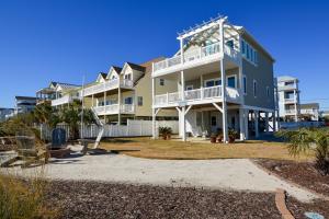 ein großes Haus am Strand mit Eigentumswohnungen in der Unterkunft Sweet M'Ocean in Thomas Landing