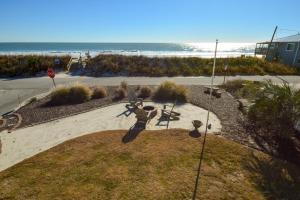 ein Garten mit einer Statue eines Mannes am Strand in der Unterkunft Sweet M'Ocean in Thomas Landing + 40 Fotos