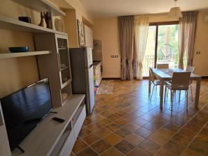 A kitchen or kitchenette at Casa La Ferula apt2 vicino al mare e Taormina con balcone Még 17 kép