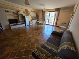 A kitchen or kitchenette at Casa La Ferula apt2 vicino al mare e Taormina con balcone