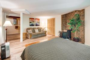 Cama o camas de una habitación en The Round House - Treetop North Carolina Cabin!