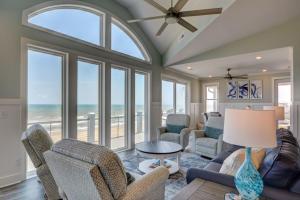 een woonkamer met uitzicht op de oceaan bij Geaux Big in North Topsail Beach