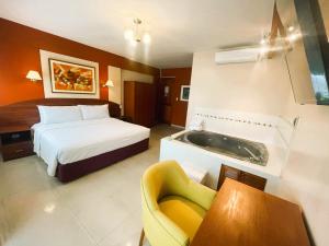 Rúm í herbergi á HOTEL Javier Prado Inn