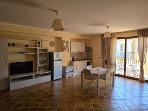 A kitchen or kitchenette at Casa La Ferula apt2 vicino al mare e Taormina con balcone
