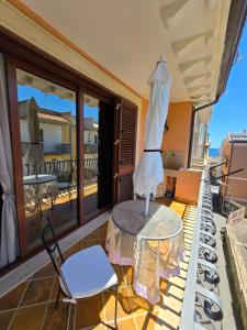 A balcony or terrace at Casa La Ferula apt2 vicino al mare e Taormina con balcone