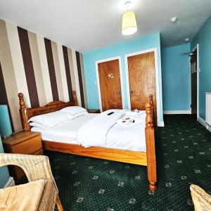 Кровать или кровати в номере Denville Hotel