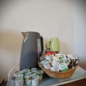 Принадлежности для чая и кофе в Denville Hotel