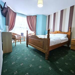 Кровать или кровати в номере Denville Hotel