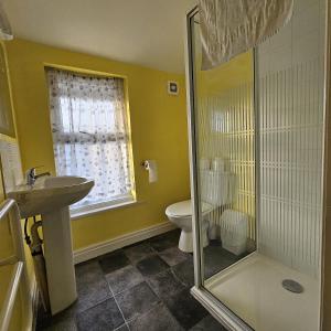 Ванная комната в Denville Hotel
