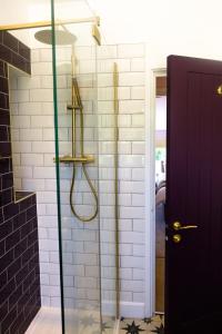 ein Badezimmer mit Dusche mit Glastür in der Unterkunft The Wave Cottage - 3 Bedroom with off road Parking for 3 Cars or Vans & EV point in Pilning + 39 Fotos