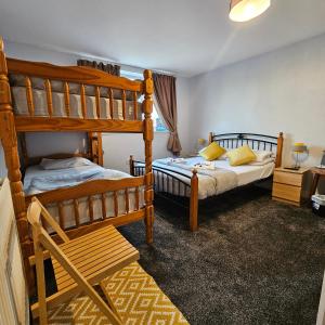 Кровать или кровати в номере Denville Hotel