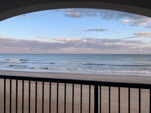 Vom Balkon eines Strandes genießen Sie Meerblick. in der Unterkunft Villa Capriani 218A - Gone Coastal in North Topsail Beach