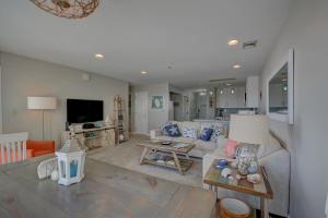 ein Wohnzimmer mit Sofa und Tisch in der Unterkunft Villa Capriani 218A - Gone Coastal in North Topsail Beach + 38 Fotos