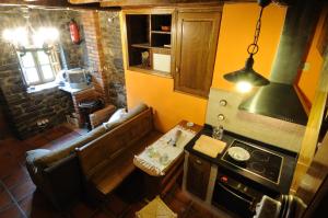 an overhead view of a kitchen with a couch and a stove at Casa de Aldea CASA MON in Levinco