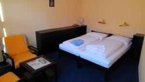 Una cama o camas en una habitación de Hotel CB Royal