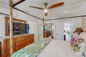 Giường trong phòng chung tại Emmalani Court at Princeville #321 +28 ảnh