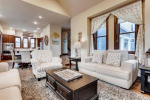O zonă de relaxare la Lovely 4BR Home off Main St-5 min walk to Gondola