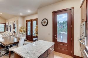 Imagine din galeria proprietății Lovely 4BR Home off Main St-5 min walk to Gondola în Breckenridge
