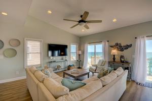een woonkamer met een bank en een plafondventilator bij Beach Bunns in Surf City