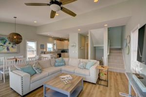 een woonkamer met een bank en een tafel bij Beach Bunns in Surf City +42 foto's