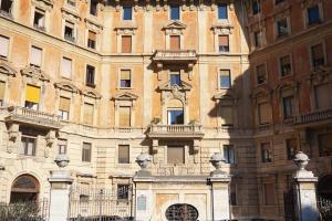 ein großes Gebäude mit Balkon davor in der Unterkunft Roma dei Papi Hotel de Charme in Rom