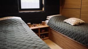 Giường trong phòng chung tại Waterfall Glamping Cabin