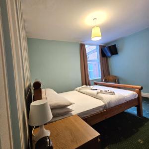 Кровать или кровати в номере Denville Hotel
