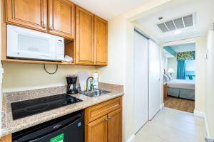 Кухня или мини-кухня в Fort Lauderdale Beach Resort by Vacatia
