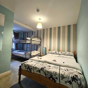 Кровать или кровати в номере Denville Hotel