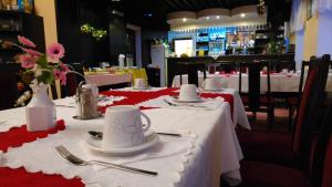 Un restaurante u otro lugar para comer en Hotel CB Royal