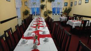 Un restaurante u otro lugar para comer en Hotel CB Royal