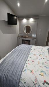 Katil atau katil-katil dalam bilik di Lake View - Beacon Fell View Holiday Park