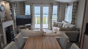 Televisyen dan/atau pusat hiburan di Lake View - Beacon Fell View Holiday Park