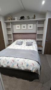 Katil atau katil-katil dalam bilik di Lake View - Beacon Fell View Holiday Park