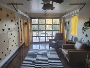 Mountainside Retreat Climbing Wall Zion Bryce 3BR Stargazing Firepit EV的休息区