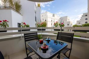 a table and two chairs on a balcony at Appartement cosy aux portes de Disney in Chessy