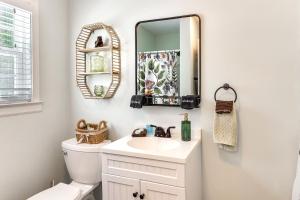 une salle de bain avec un lavabo et un miroir dans l'établissement Riverfront Cottage Near Rock Island State Park, à Doyle 23 autres photos