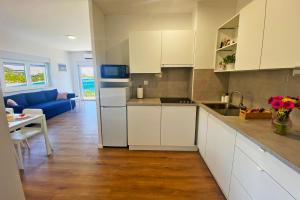 Kuchyň nebo kuchyňský kout v ubytování Apartmani Portina
