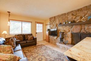 salon z kanapą i kamienną ścianą w obiekcie Riverside Condo in Downtown Winter Park! w mieście Winter Park