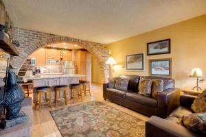 salon z kanapą i kuchnią w obiekcie Riverside Condo in Downtown Winter Park! w mieście Winter Park