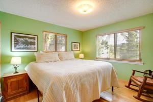 sypialnia z łóżkiem z zielonymi ścianami i oknem w obiekcie Riverside Condo in Downtown Winter Park! w mieście Winter Park +21 zdjęć