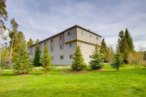 duży budynek z drzewami przed nim w obiekcie Riverside Condo in Downtown Winter Park! w mieście Winter Park