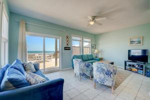 ein Wohnzimmer mit Sofa, Sesseln und Fernseher in der Unterkunft Almost Heaven North in North Topsail Beach