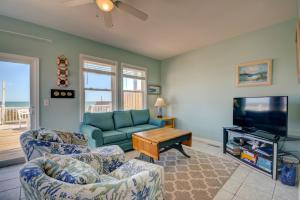 ein Wohnzimmer mit Sofa und Fernseher in der Unterkunft Almost Heaven North in North Topsail Beach + 21 Fotos
