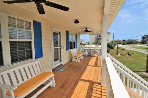 una veranda con panchina su una casa di Beach Therapy a Surf City