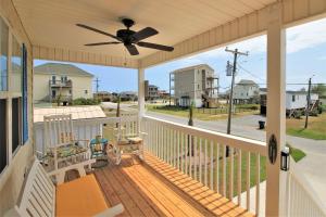 un portico con ventilatore a soffitto e vista sulla strada di Beach Therapy a Surf City